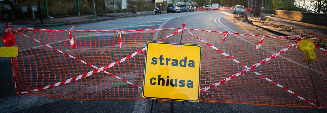 Via Manzoni resta chiusa, disagi e traffico in tilt