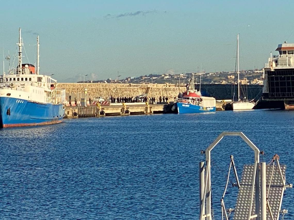 Migranti, nave Rise Above nel porto di Reggio Calabria
