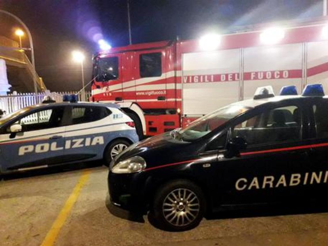 Concessionaria d'auto in fiamme nel Napoletano