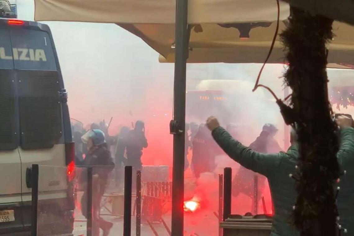 Napoli-Union, scontri tra tifosi vicino allo stadio