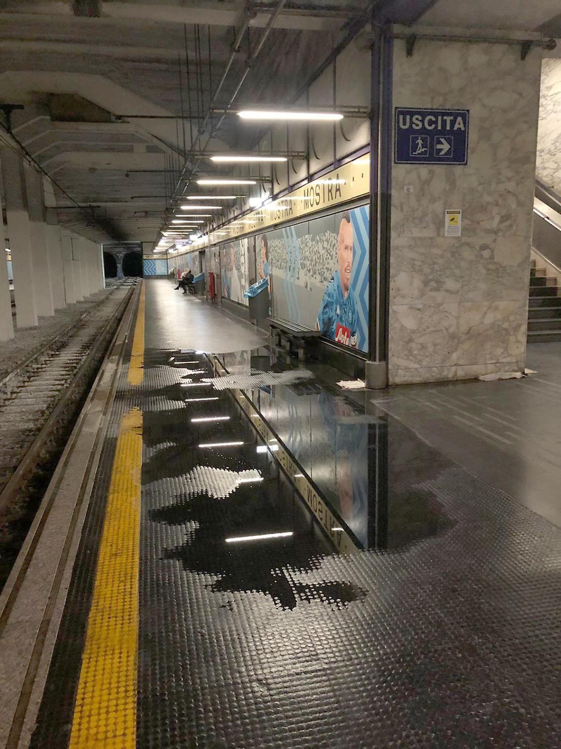 Maltempo a Napoli, piove nella stazione Maradona 