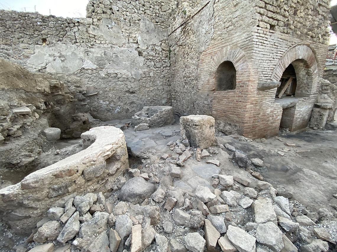 Scavi di Pompei, scoperto un antico "panificio - prigione"