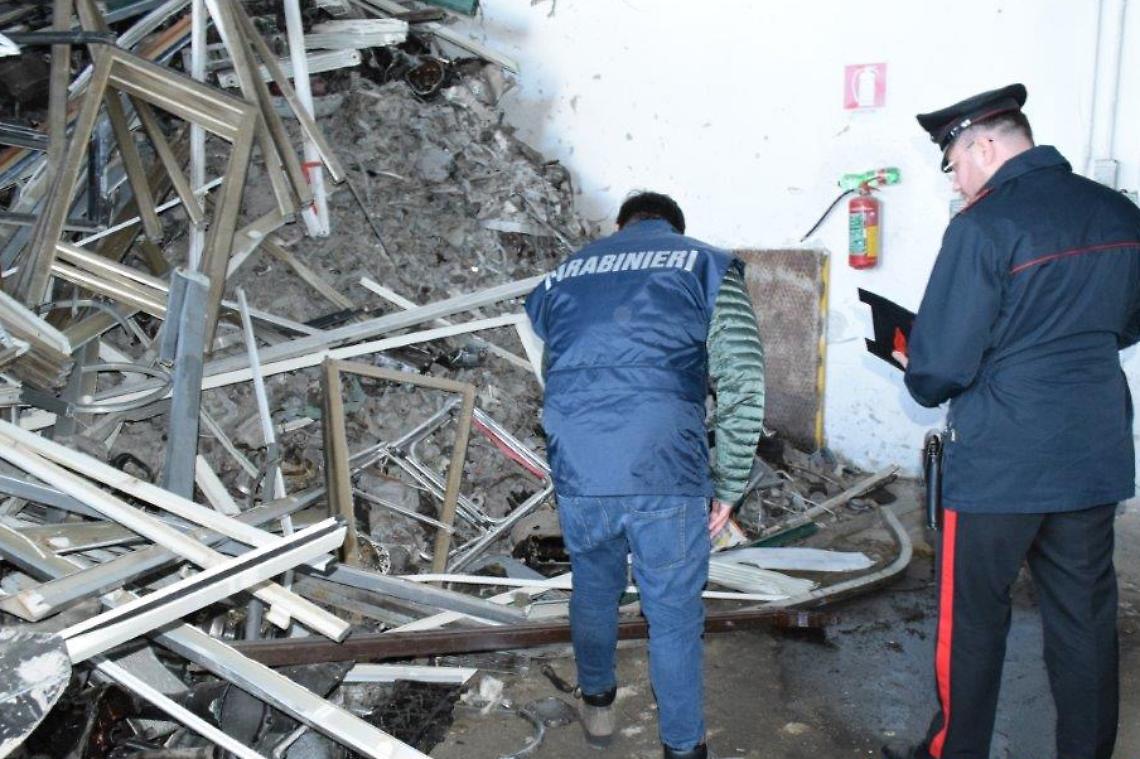 Stoccaggio illecito di rifiuti, denunce e sequestri tra Grumo Nevano e Casandrino