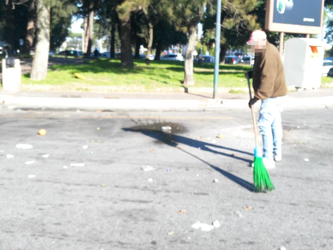 Rifiuti davanti all&rsquo;ospedale Cardarelli, ci pensa il parcheggiatore-spazzino