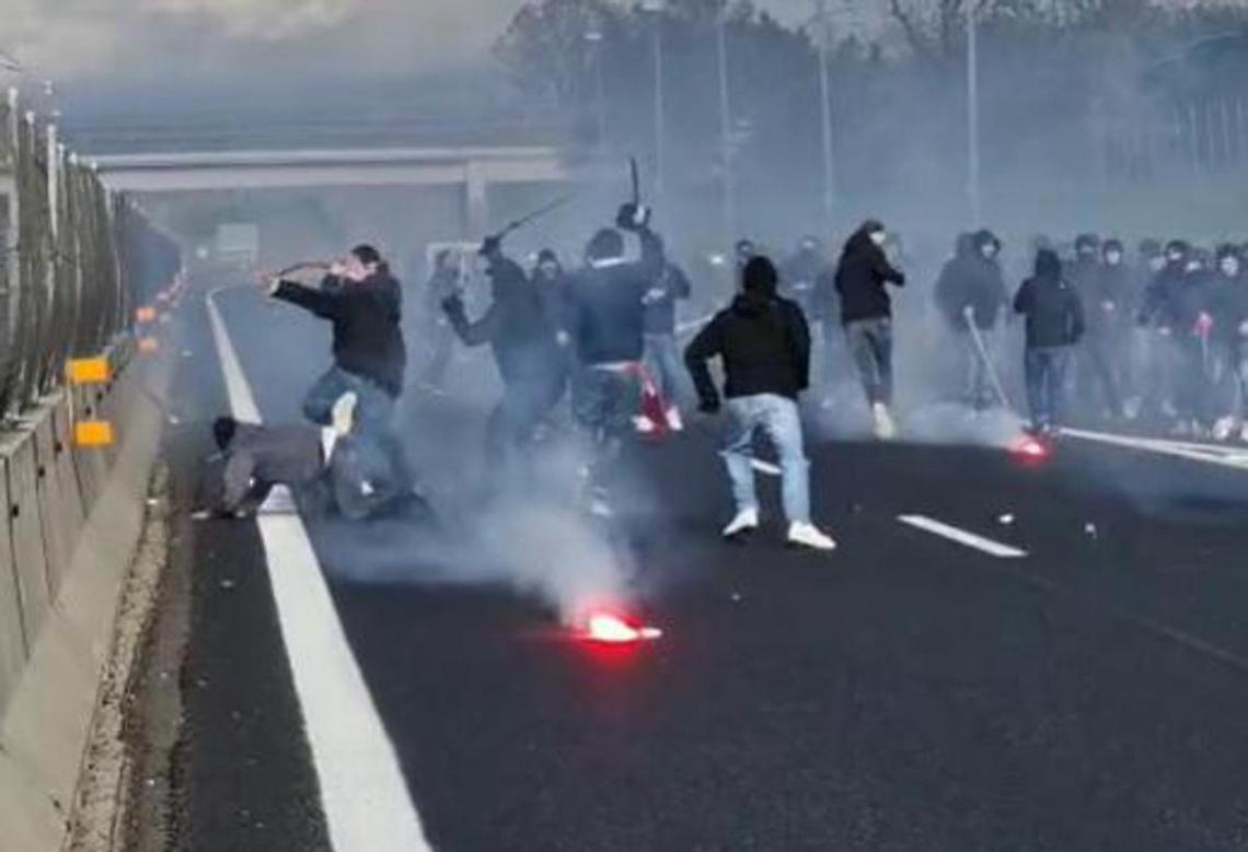 Scontri ultras sull'A1, in corso identificazioni: arrestato tifoso della Roma