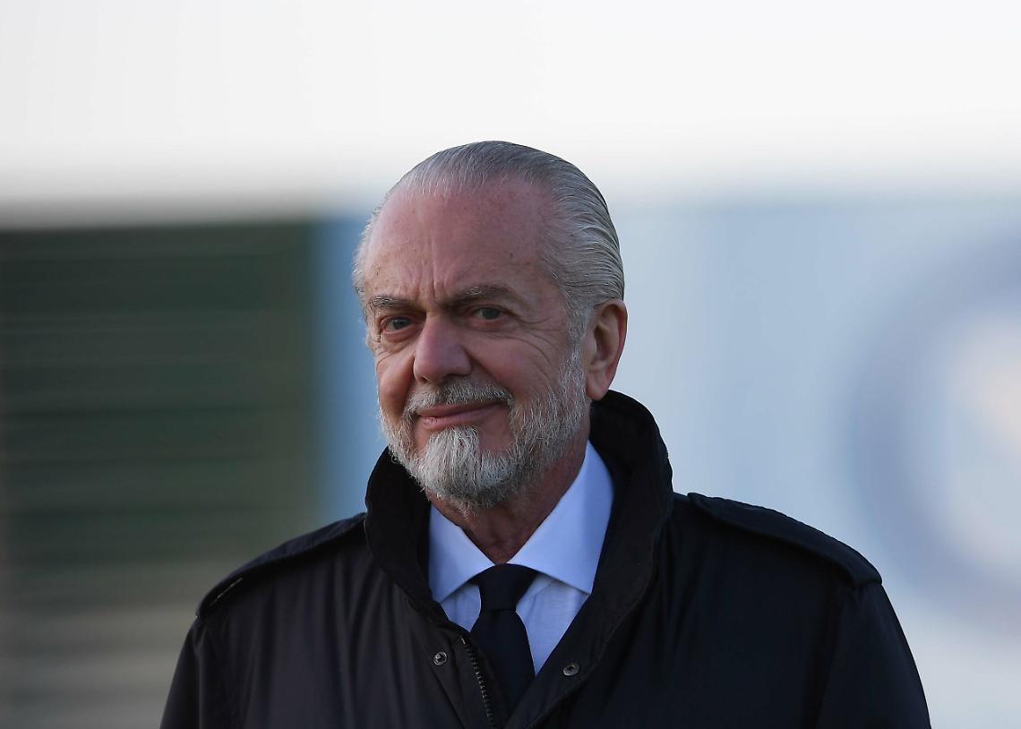 Squadra in ritiro, De Laurentiis congela le cessioni e i prestiti