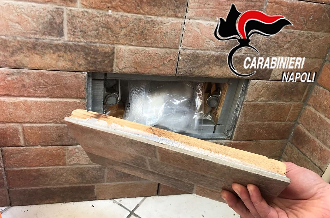 Torre Annunziata, cocaina nascosta dietro una mattonella: coppia nei guai
