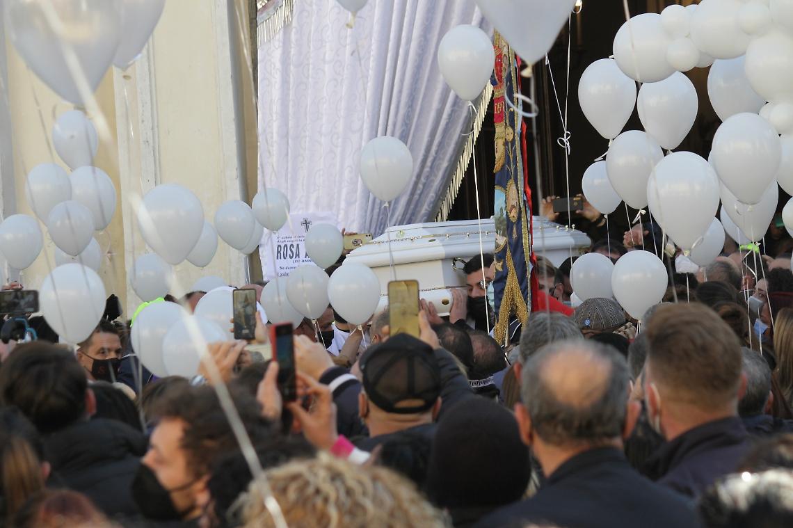 Lacrime e rabbia ai funerali di Rosa, la folla grida «giustizia»