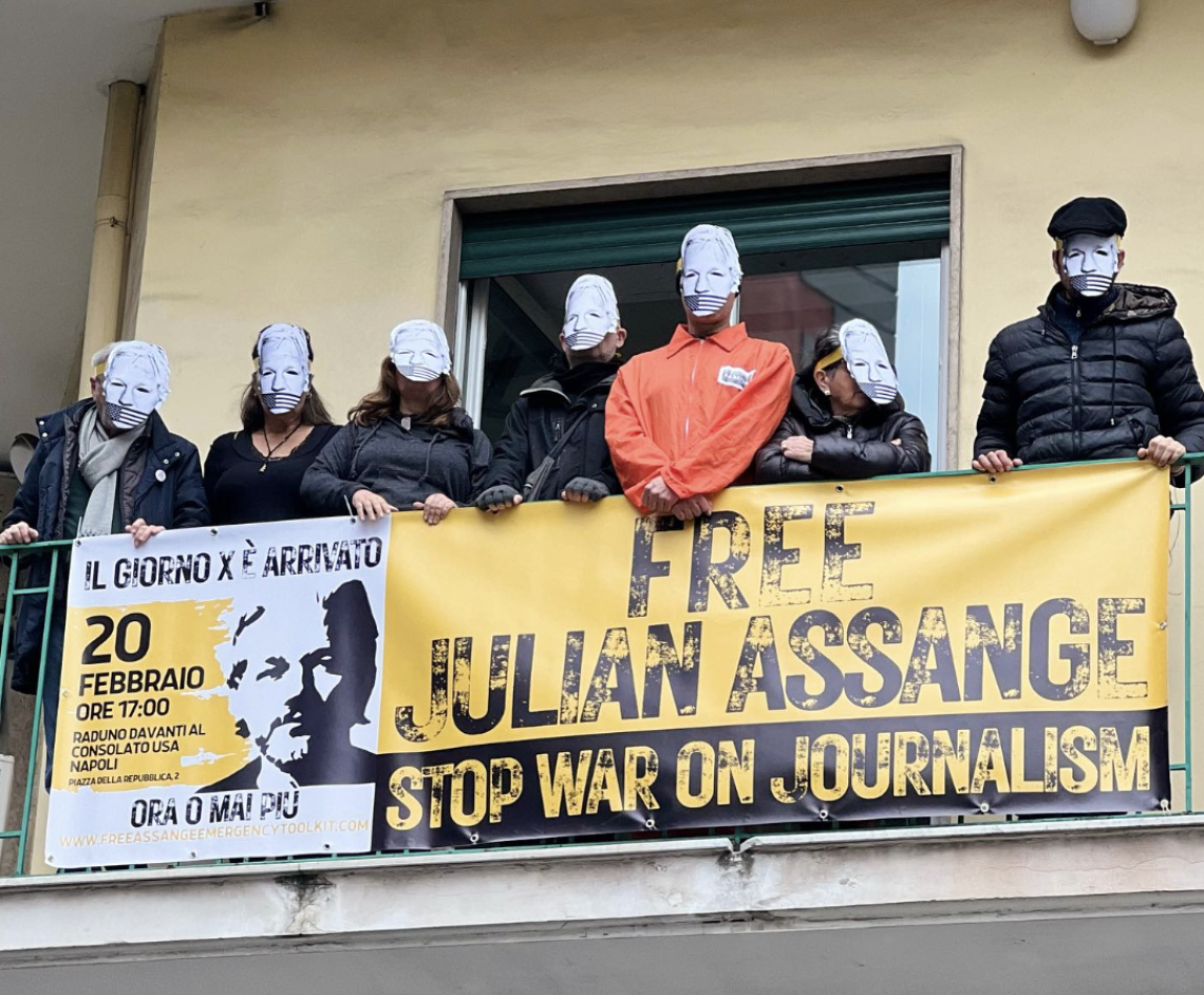 Assange, a Napoli striscione sulla sede del sindacato giornalisti