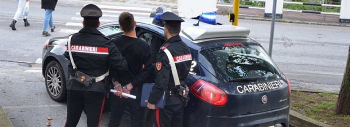 Ladri in fuga speronano auto dei carabinieri: catturati