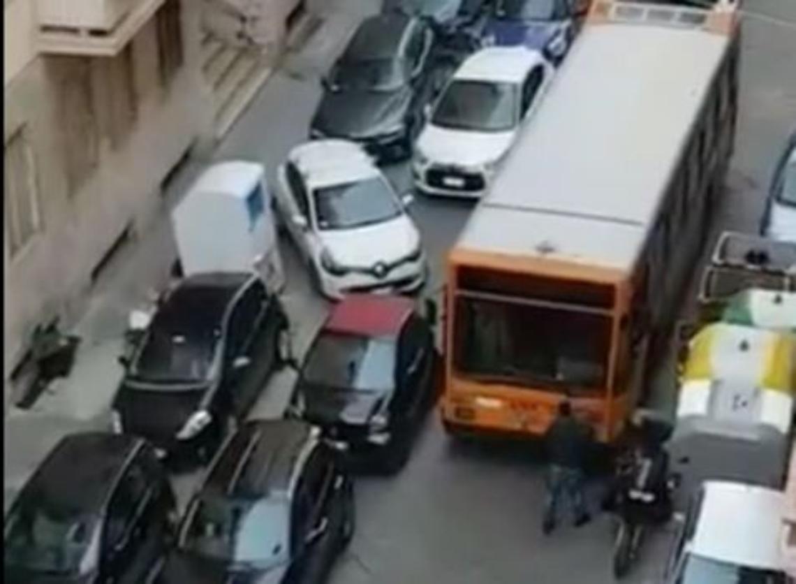 Via Chiatamone, nuovo piano strisce blu contro i parcheggiatori abusivi