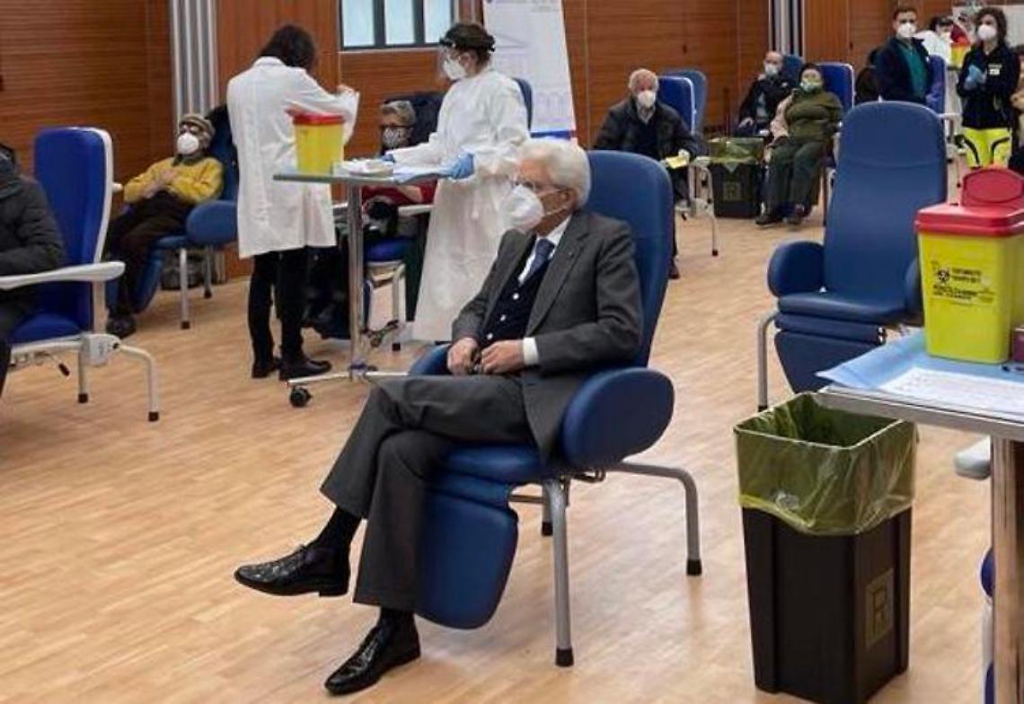 Covid, Mattarella vaccinato allo Spallanzani. In fila come gli altri