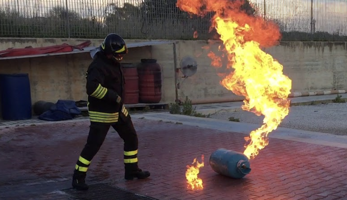 Bombola di gas in fiamme lanciata dal balcone, agente ferito