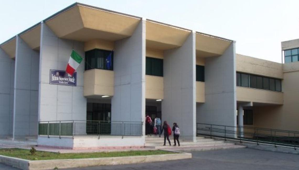 Tentato di rubare nella scuola: tre in manette