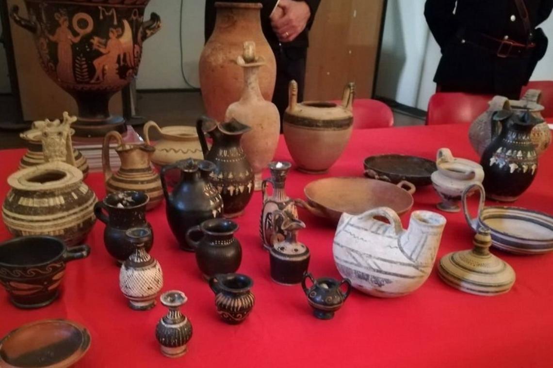 Reperti archeologici a casa e in negozio: commerciante nei guai