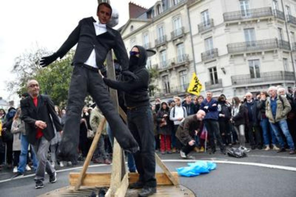 Pupazzo Macron impiccato in piazza