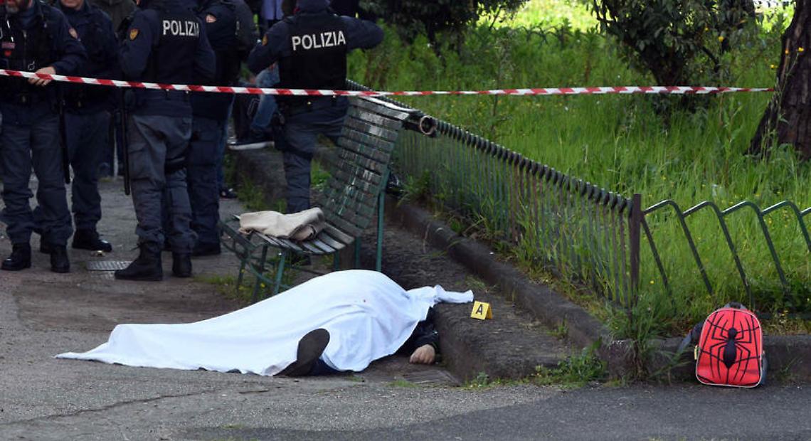 Agguato a San Giovanni, nonno ucciso davanti al nipotino: ferito il figlio. Trovato lo scooter dei killer