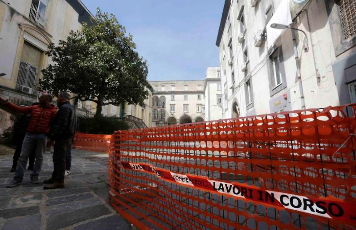 Crollo agli Incurabili, de Magistris: colpa della Regione. La replica: farneticante scaricabarile