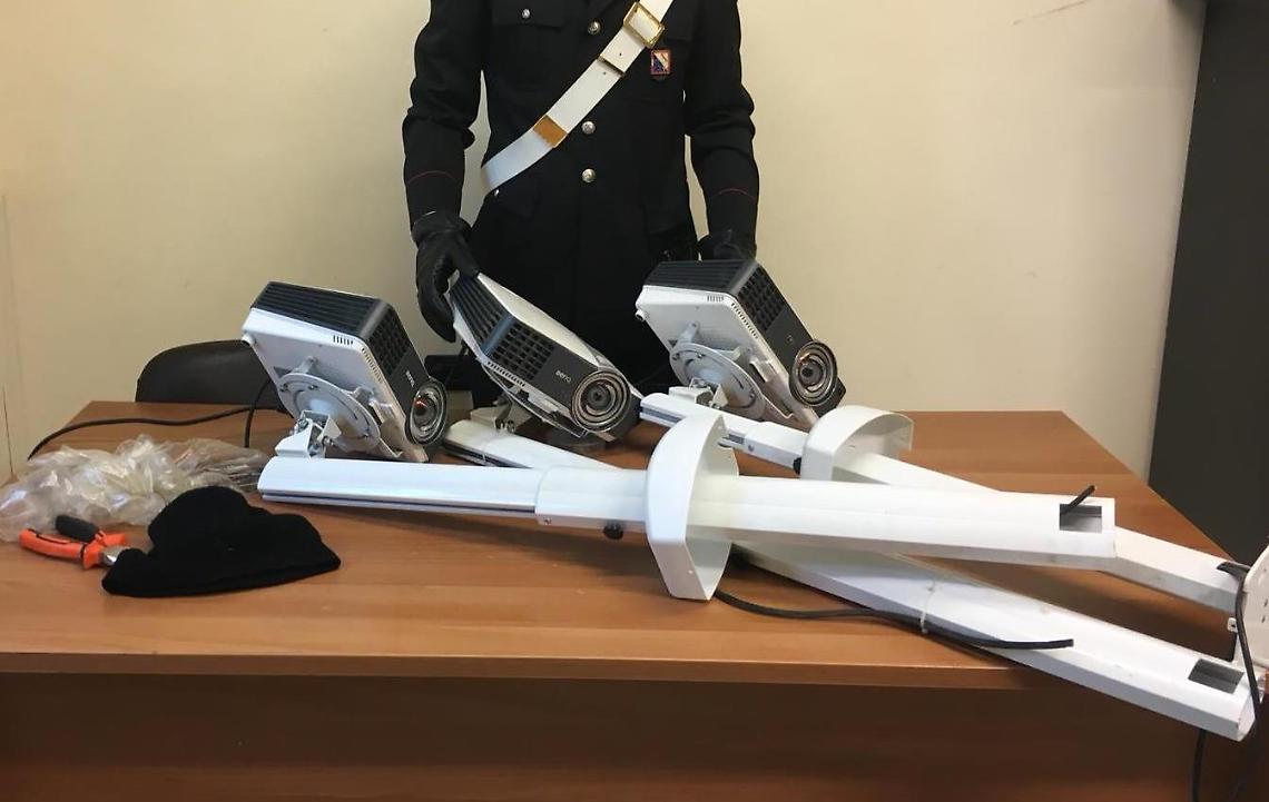 Pozzuoli, ruba tre proiettori a scuola: arrestato