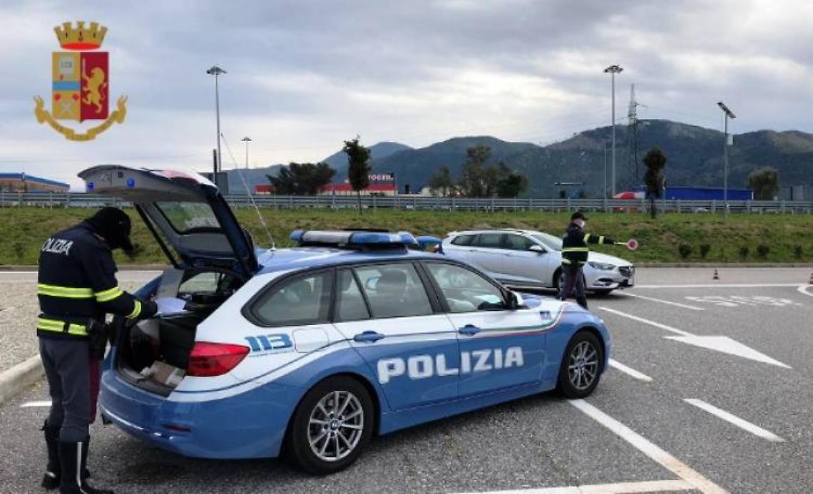 Non si ferma all'alt in autostrada, arrestato dopo inseguimento