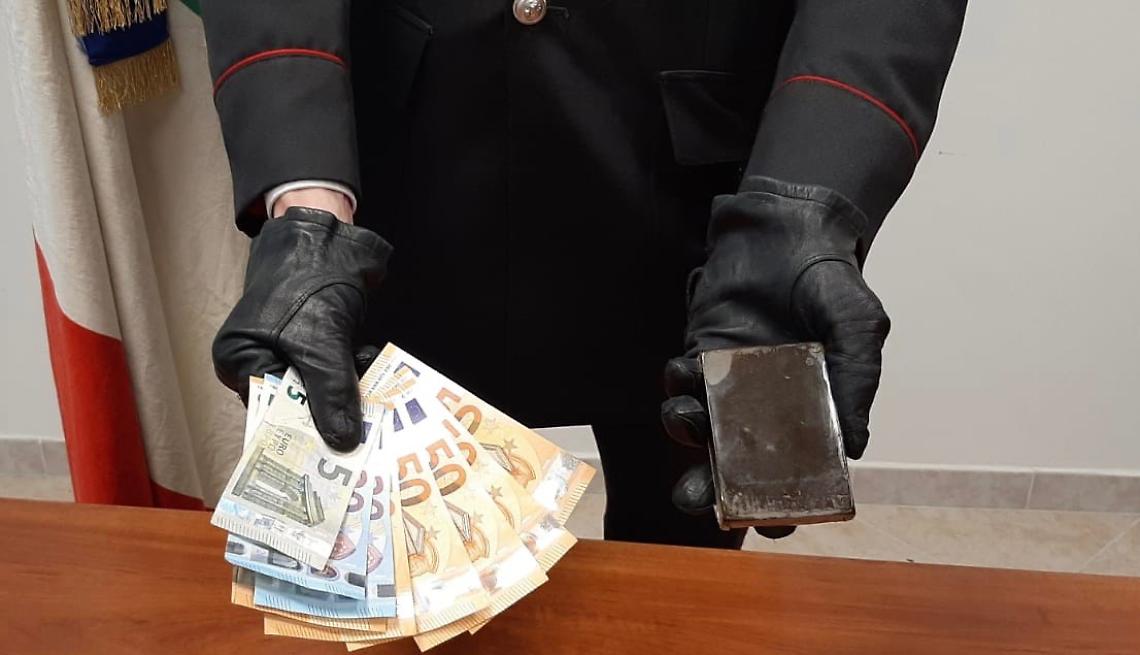 Ercolano, a passeggio con la figlia e 100 grammi di hashish