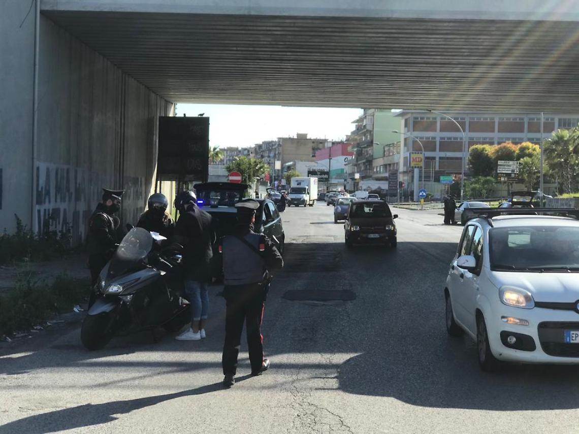 Casavatore presidiata dai carabinieri, controlli anti-covid e scooter sequestrati