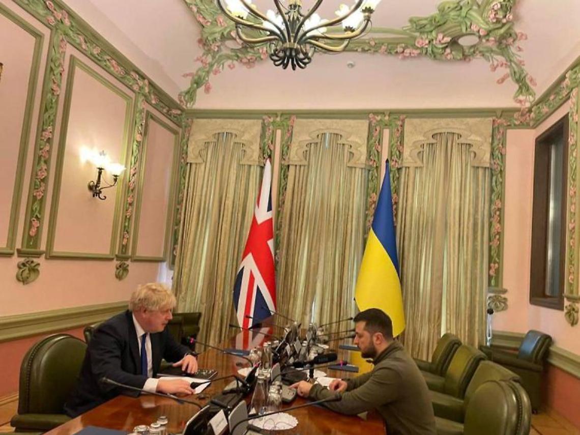 Johnson a sorpresa a Kiev da Zelensky. Gb invia 120 blindati e missili antinave