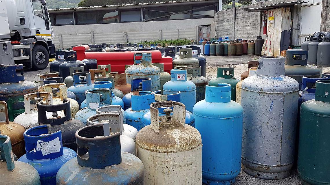 Rifornimento abusivo di bombole di gas, sanzionati in tre