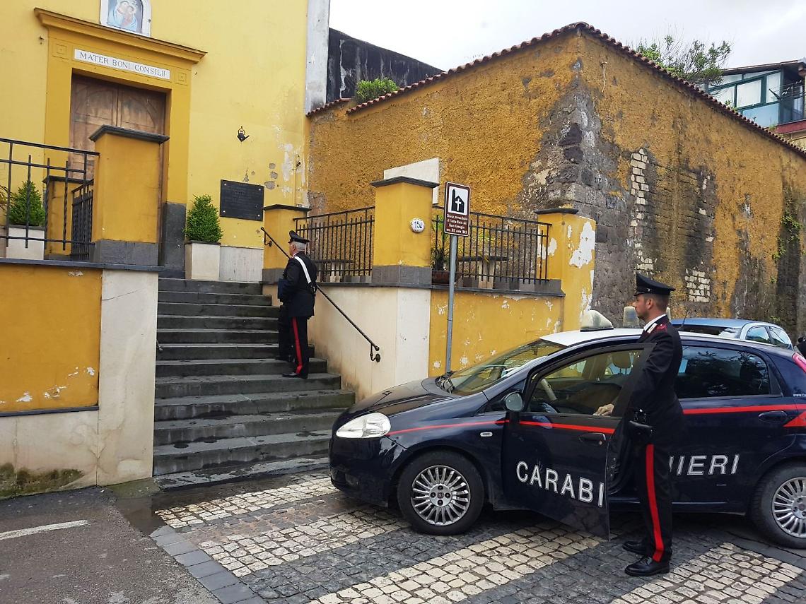 Finto prete ruba le offerte e ferisce il parroco