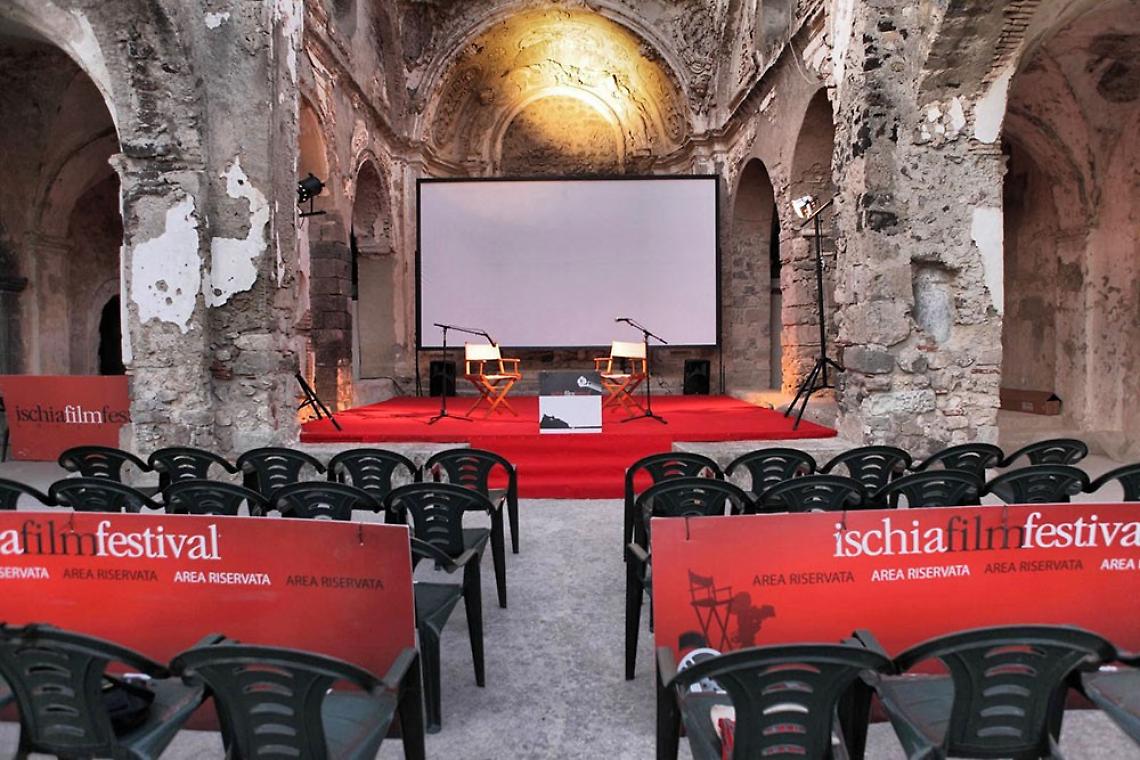«Riaprano cinema e teatri all'aperto», Ischia film festival lancia petizione