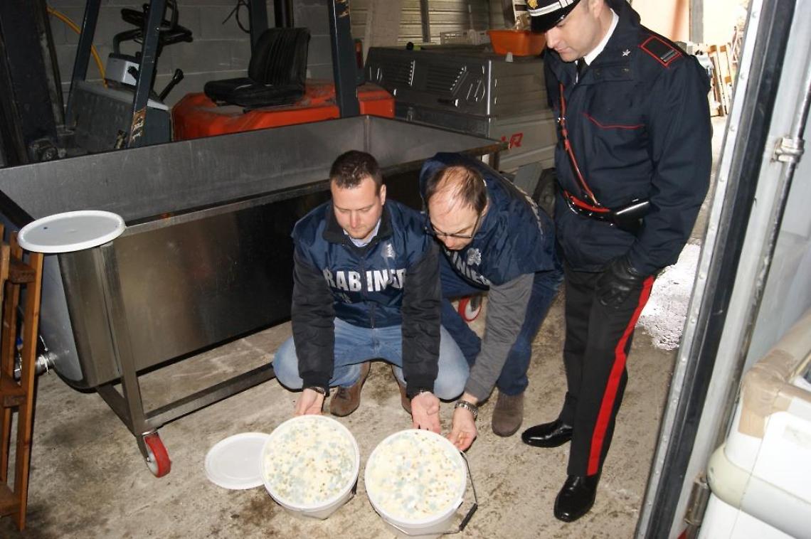 Cimitile, in vendita alimenti pericolosi: sequestri e sanzioni