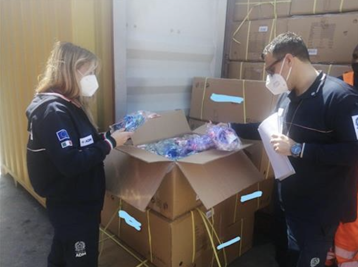 Porto di Napoli, sequestrate 78mila paia di calzature pericolose