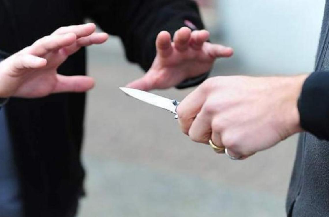 Piazzale Tecchio, minacce col coltello per rapinargli lo smartphone: preso