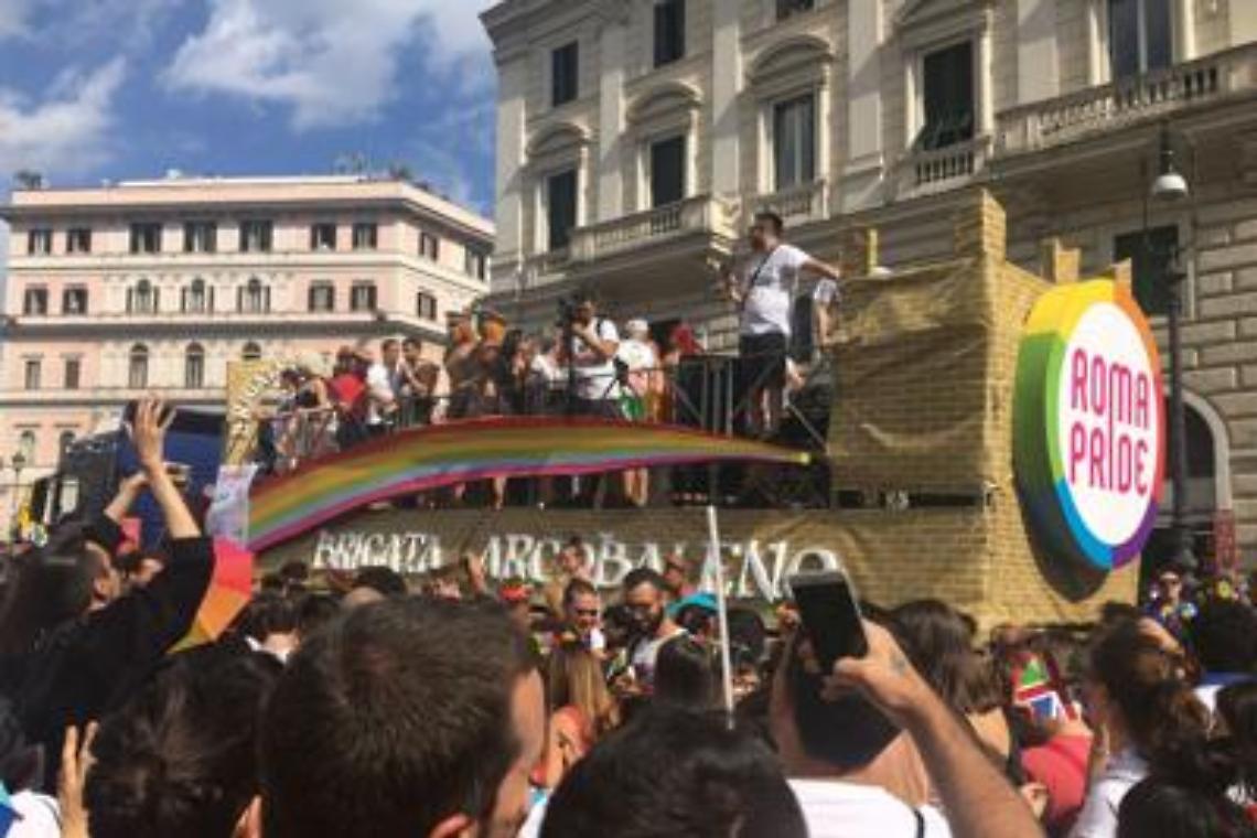 “Resistiamo", sfila il Roma Pride