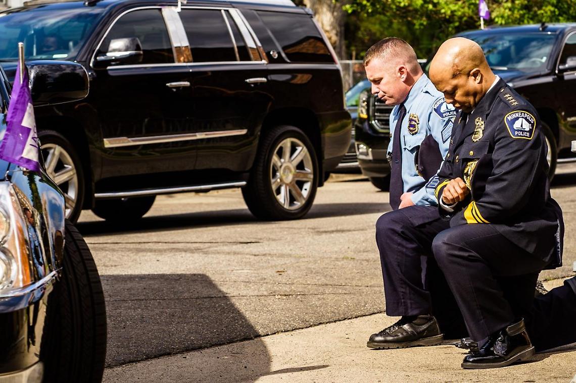 Floyd, funerali a Houston. Biden: «È ora di giustizia razziale»