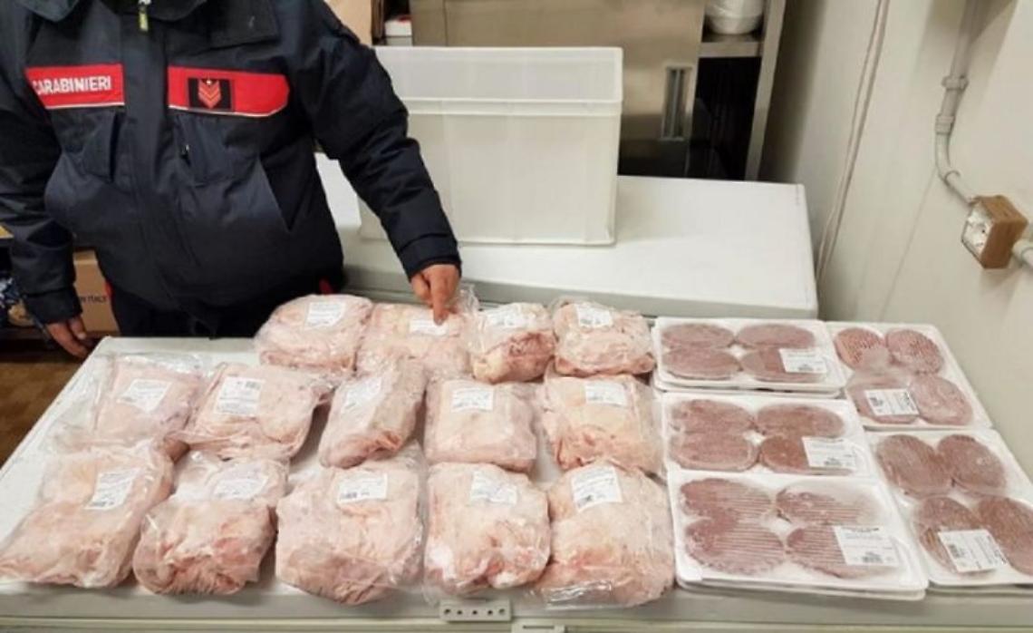 San Giuseppe Vesuviano, in un deposito mille chili di alimenti non a norma e 160 borse contraffatte