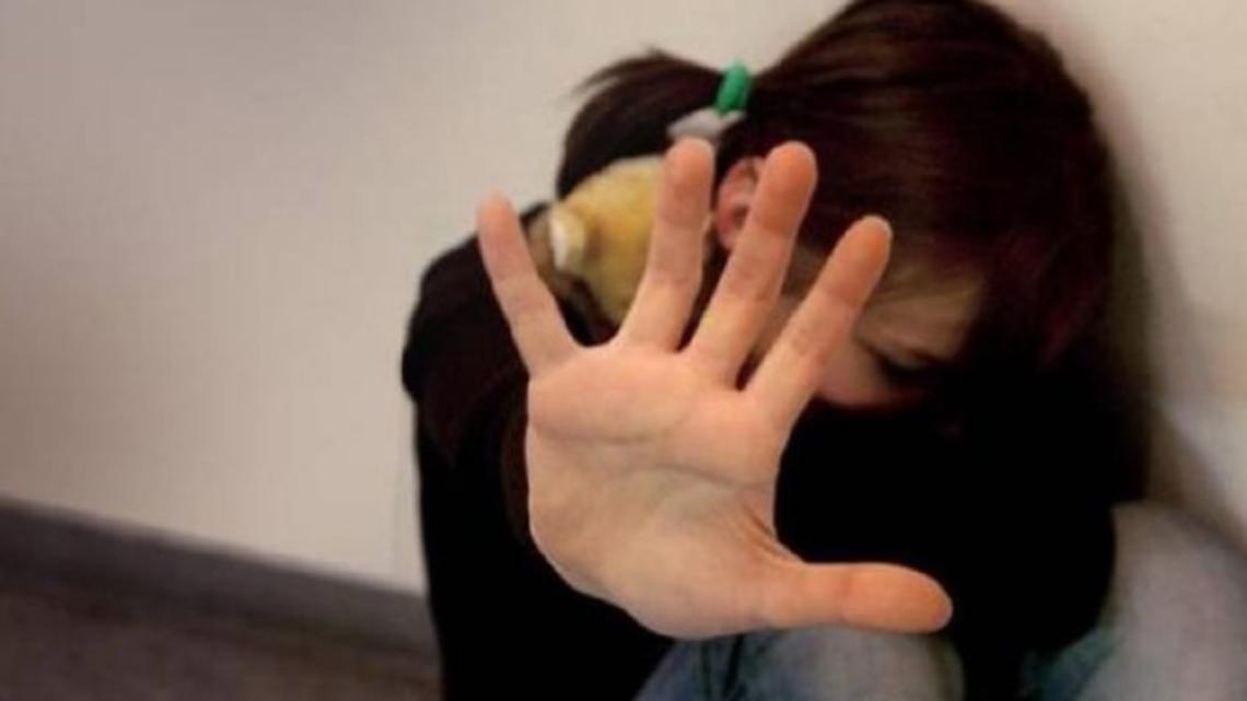 Violenza sessuale sulle figlie minorenni: arrestato