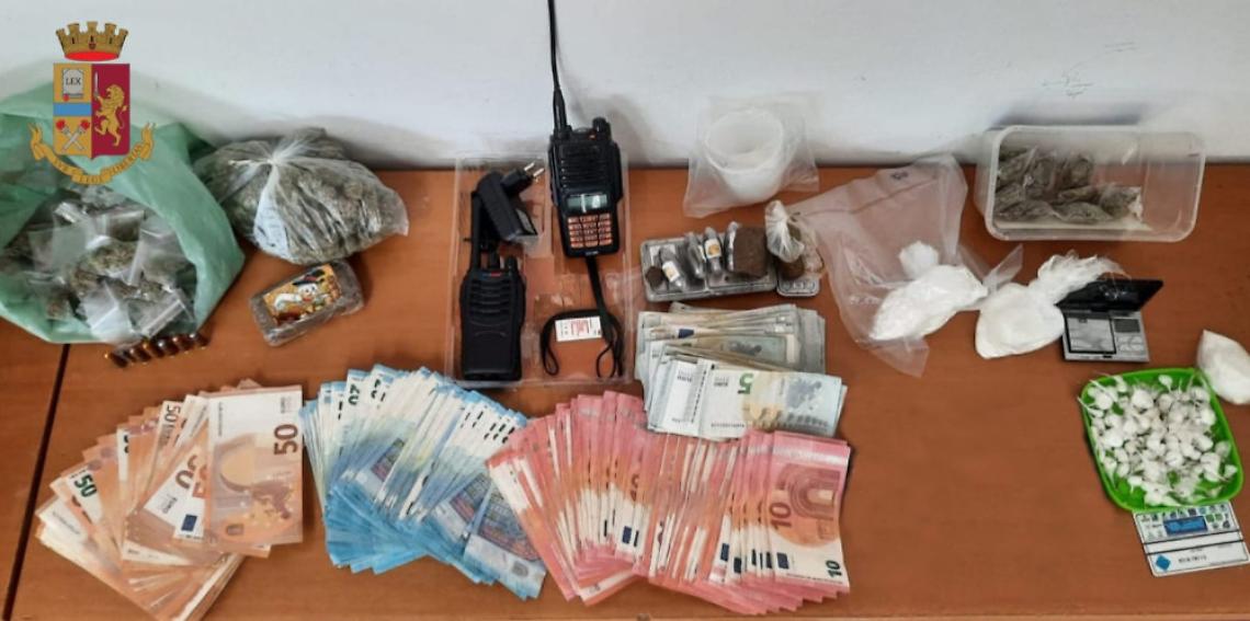 Sorpresi con droga e munizioni, arrestato il padre e denunciato il figlio