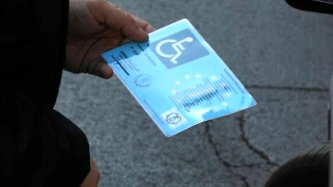 Fotocopie di permessi invalidi su auto in sosta, fioccano le denunce