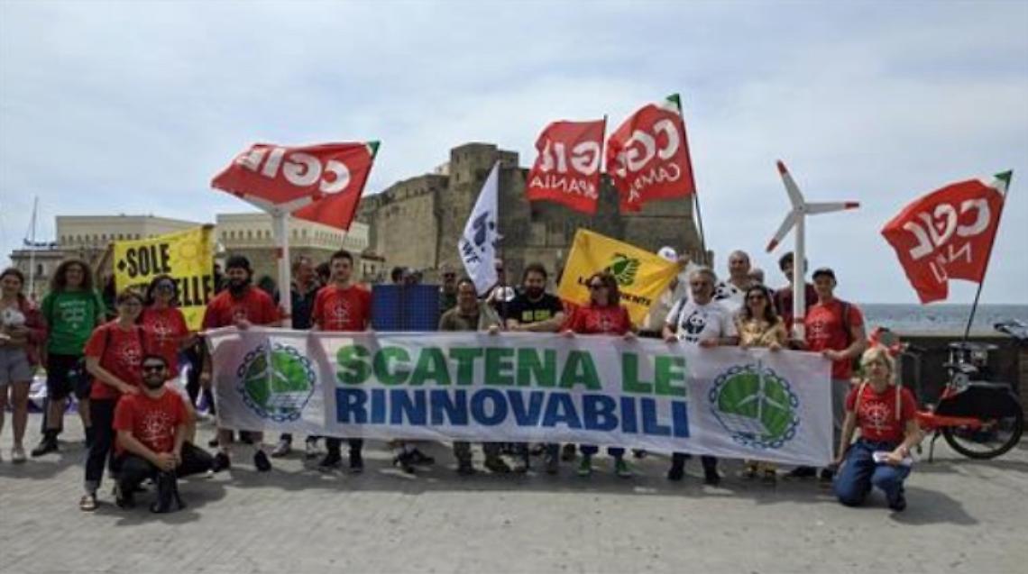 "Scatena le rinnovabili", protesta a Castel dell'Ovo