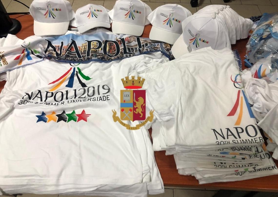 Universiadi, sorpresi a vendere magliette e cappellini falsi: in due nei guai