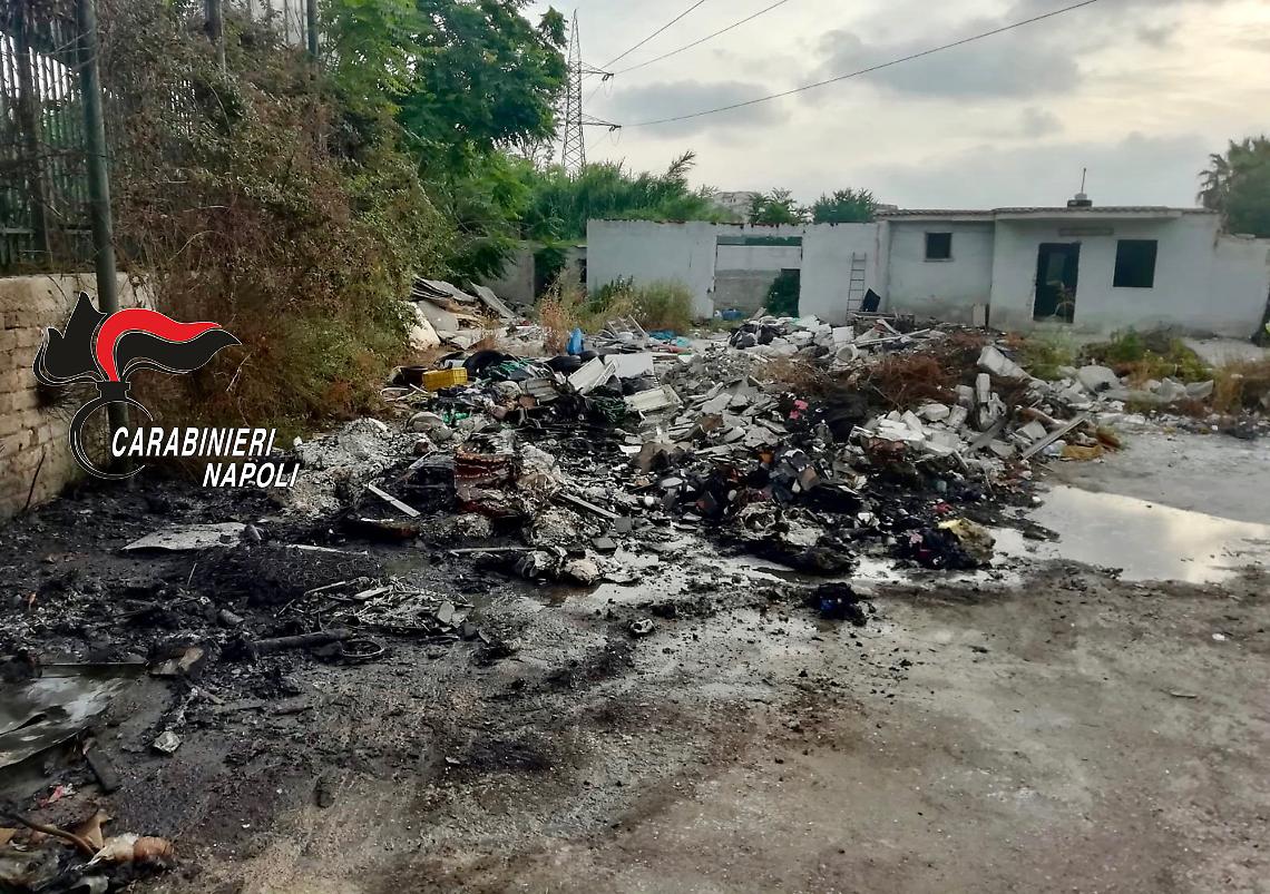 Melito, sorpreso a incendiare rifiuti: arrestato 23enne