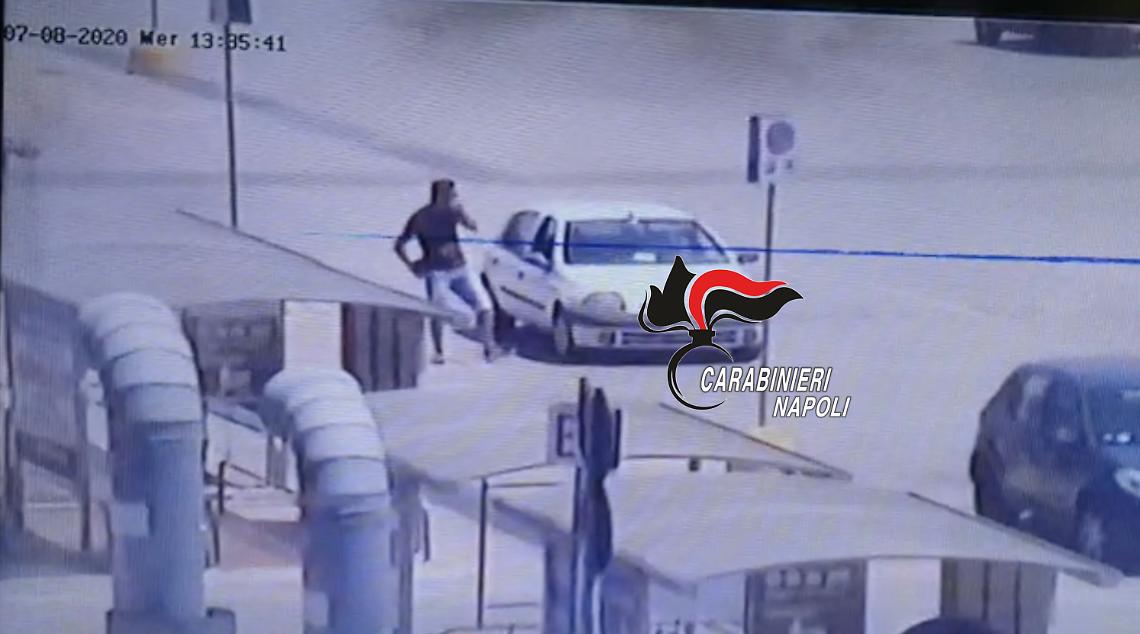 Gli rubano cellulare e portafogli: due napoletani arrestati a Quarto