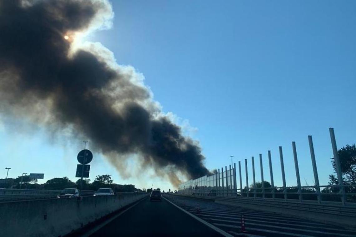 Roma, vasto incendio a Centocelle: udite esplosioni. «Chiudete le finestre»