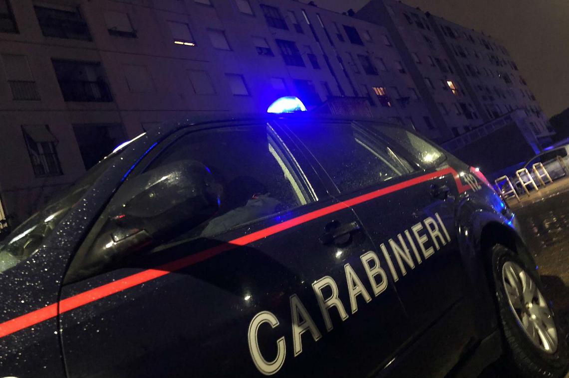 Spari in strada, proiettili nel soffitto di un appartamento