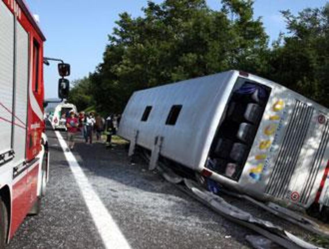 Bus si ribalta sulla Roma-Napoli, 15 feriti