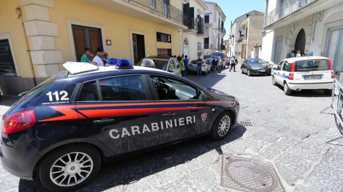 Ruba in appartamento ma la padrona di casa lo sorprende: arrestato