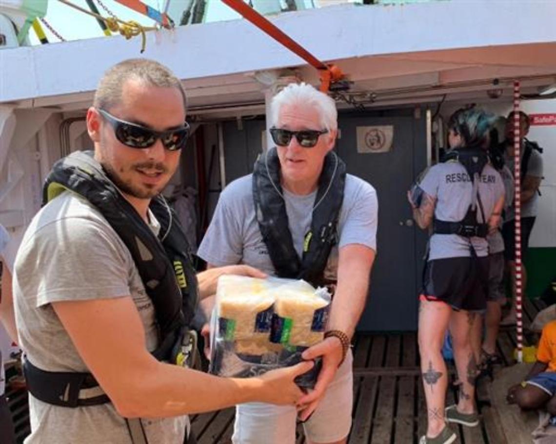 Richard Gere sulla Open Arms per distribuire viveri ai migranti bloccati da una settimana al largo di Lampedusa
