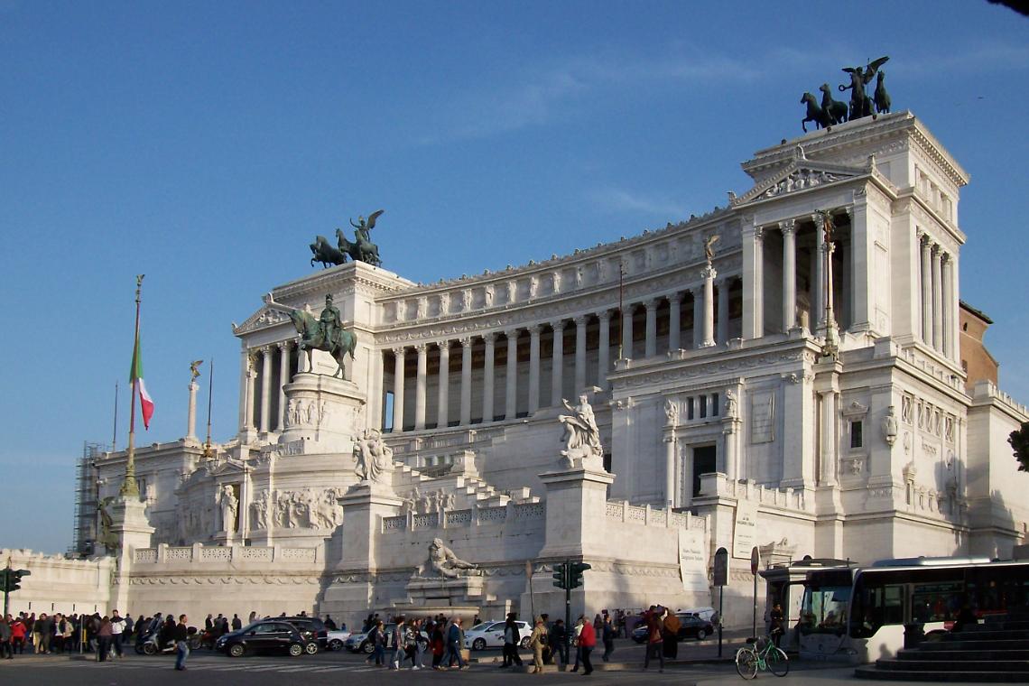 Turista denunciato, faceva volare un drone sull'Altare della Patria
