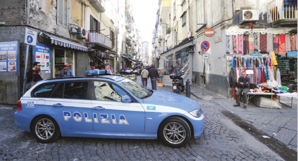 Centro storico fuori controllo, gambizzato 34enne: è grave